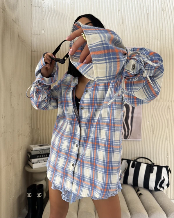 la milla koszula falbana w kratę niebiesko-pomarańczowa, la milla koszula w kratę niebiesko-pomarańczowa na wiosnę z wiązaniami na mankietach, dłuższa koszula w kratkę do legginsów, niebiesko-pomarańczowa koszula w kratę la milla do wiosennych stylizacji