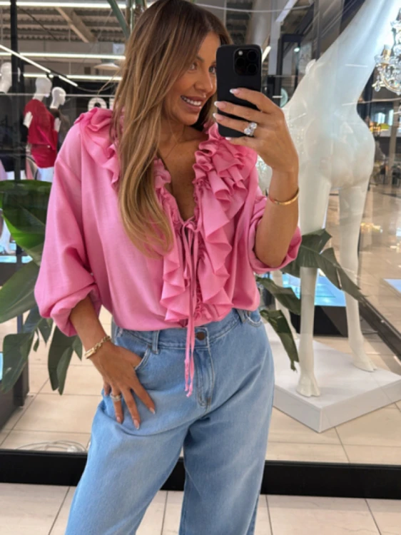 Emo koszula Colette różowa, emo elegancka bluzka mia z falbanami, emo wiskozowa bluzka mia różowa, emo bluzka z falbanami i wiązaniami różowa na wiosnę, emo bluzka bufiaste rękawy, emo elegancka bluzka mia na wiosnę
