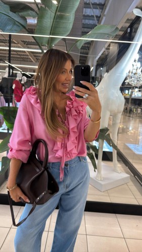 Emo koszula Colette różowa, emo elegancka bluzka mia z falbanami, emo wiskozowa bluzka mia różowa, emo bluzka z falbanami i wiązaniami różowa na wiosnę, emo bluzka bufiaste rękawy, emo elegancka bluzka mia na wiosnę