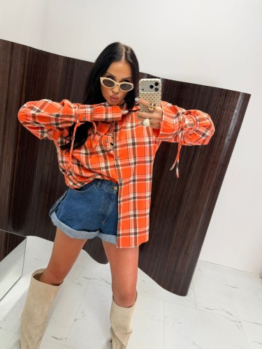 la milla koszula falbana w kratę pomarańczowa, la milla koszula w kratę pomarańczowa na wiosnę z wiązaniami na mankietach, dłuższa koszula w kratkę do legginsów, pomarańczowa koszula w kratę la milla do wiosennych stylizacji
