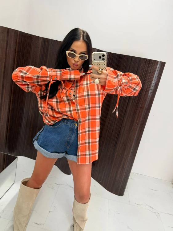 la milla koszula falbana w kratę pomarańczowa, la milla koszula w kratę pomarańczowa na wiosnę z wiązaniami na mankietach, dłuższa koszula w kratkę do legginsów, pomarańczowa koszula w kratę la milla do wiosennych stylizacji