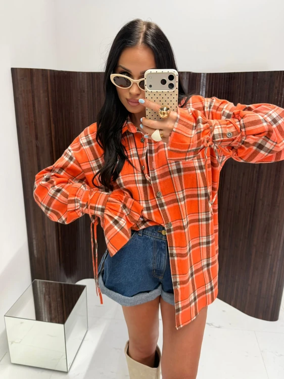 la milla koszula falbana w kratę pomarańczowa, la milla koszula w kratę pomarańczowa na wiosnę z wiązaniami na mankietach, dłuższa koszula w kratkę do legginsów, pomarańczowa koszula w kratę la milla do wiosennych stylizacji
