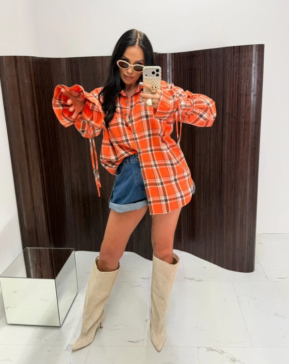 la milla koszula falbana w kratę pomarańczowa, la milla koszula w kratę pomarańczowa na wiosnę z wiązaniami na mankietach, dłuższa koszula w kratkę do legginsów, pomarańczowa koszula w kratę la milla do wiosennych stylizacji