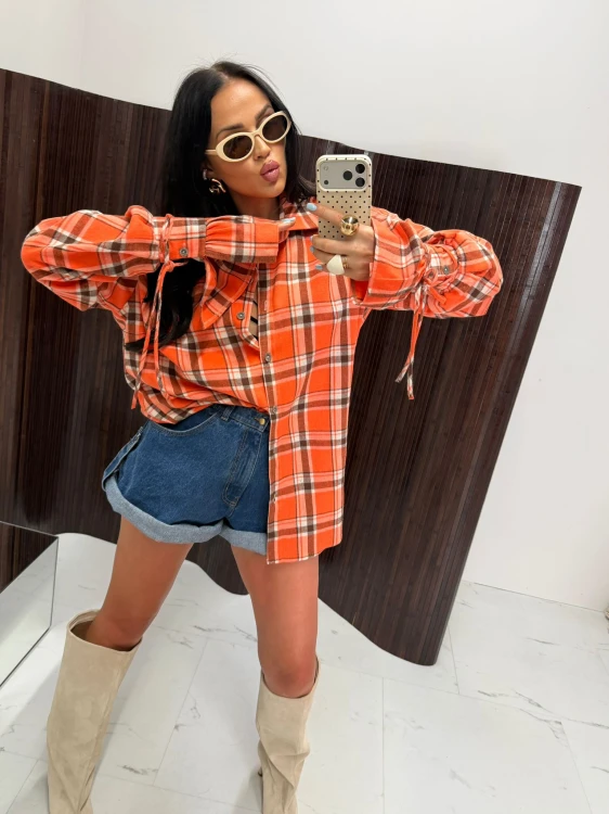 la milla koszula falbana w kratę pomarańczowa, la milla koszula w kratę pomarańczowa na wiosnę z wiązaniami na mankietach, dłuższa koszula w kratkę do legginsów, pomarańczowa koszula w kratę la milla do wiosennych stylizacji