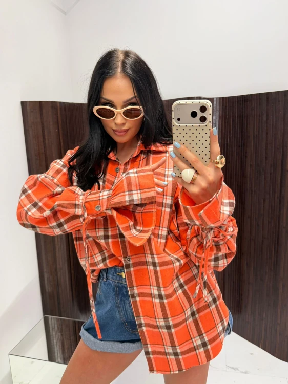 la milla koszula falbana w kratę pomarańczowa, la milla koszula w kratę pomarańczowa na wiosnę z wiązaniami na mankietach, dłuższa koszula w kratkę do legginsów, pomarańczowa koszula w kratę la milla do wiosennych stylizacji
