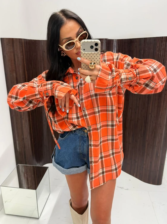 la milla koszula falbana w kratę pomarańczowa, la milla koszula w kratę pomarańczowa na wiosnę z wiązaniami na mankietach, dłuższa koszula w kratkę do legginsów, pomarańczowa koszula w kratę la milla do wiosennych stylizacji