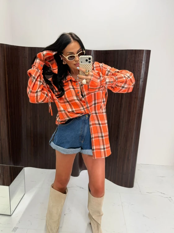 la milla koszula falbana w kratę pomarańczowa, la milla koszula w kratę pomarańczowa na wiosnę z wiązaniami na mankietach, dłuższa koszula w kratkę do legginsów, pomarańczowa koszula w kratę la milla do wiosennych stylizacji