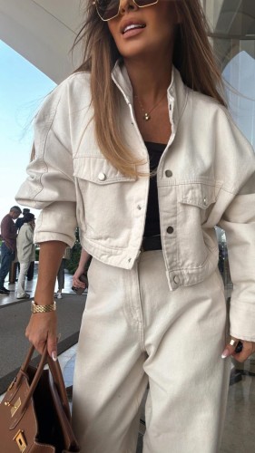 Emo jeansy mom fit beżowe na wiosnę, emo jeansy mom fit, emo wygodne jeansy beżowe na wiosnę, emo jasne jeansy na lato, emo spodnie jeansowe beżowe na wiosnę, emo spodnie denim, emo komplet jeansowy