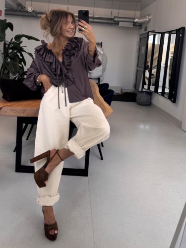 Emo jeansy mom fit beżowe na wiosnę, emo jeansy mom fit, emo wygodne jeansy beżowe na wiosnę, emo jasne jeansy na lato, emo spodnie jeansowe beżowe na wiosnę, emo spodnie denim, emo komplet jeansowy