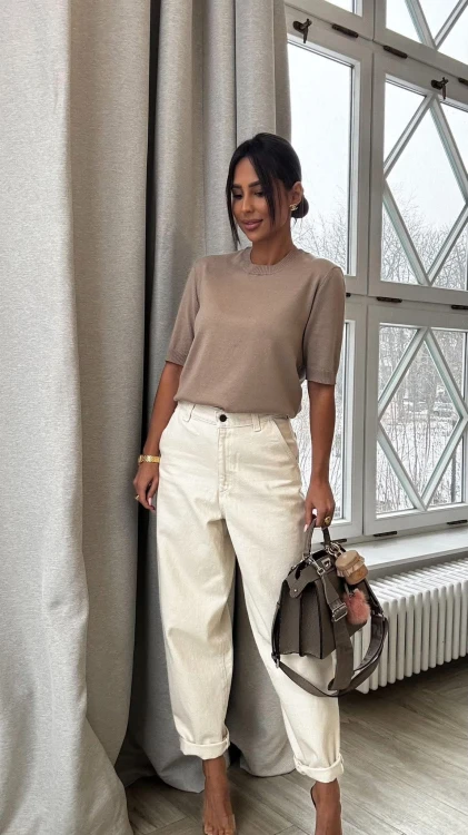 Emo jeansy mom fit beżowe na wiosnę, emo jeansy mom fit, emo wygodne jeansy beżowe na wiosnę, emo jasne jeansy na lato, emo spodnie jeansowe beżowe na wiosnę, emo spodnie denim, emo komplet jeansowy