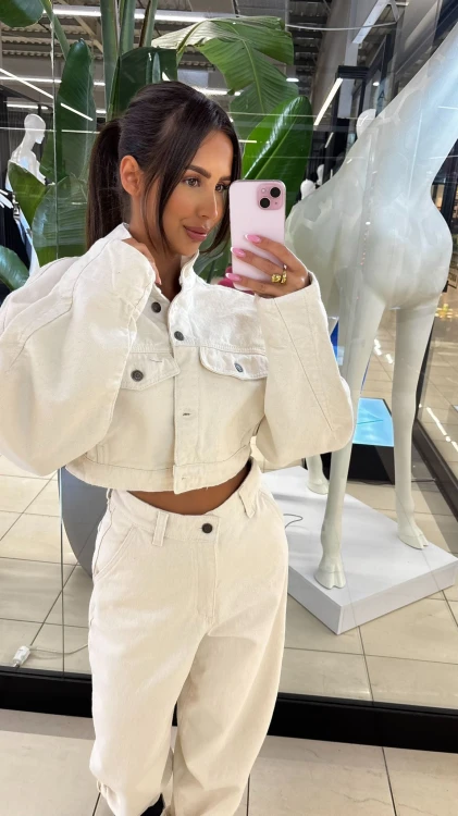 emo krótka kurtka jeansowa beżowa na wiosnę, emo dżinsowa kurtka beżowa, emo beż kurtka denim na wiosnę, emo komplet jeansowy beżowy na wiosnę, emo denim komplet beżowy, krótka kurtka jeansowa beżowa polski producent emo, kurtka jeansowa vintage