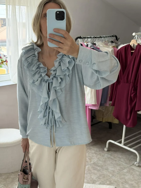 Emo koszula mia niebieska, emo elegancka bluzka mia z falbanami, emo wiskozowa bluzka mia niebieska, emo bluzka z falbanami i wiązaniami niebieska na wiosnę, emo bluzka bufiaste rękawy, emo elegancka bluzka mia na wiosnę