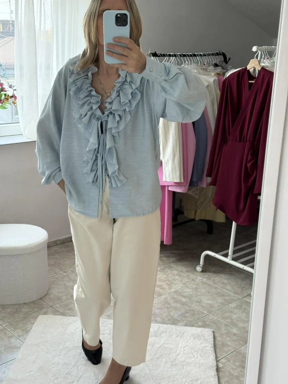 Emo koszula mia niebieska, emo elegancka bluzka mia z falbanami, emo wiskozowa bluzka mia niebieska, emo bluzka z falbanami i wiązaniami niebieska na wiosnę, emo bluzka bufiaste rękawy, emo elegancka bluzka mia na wiosnę