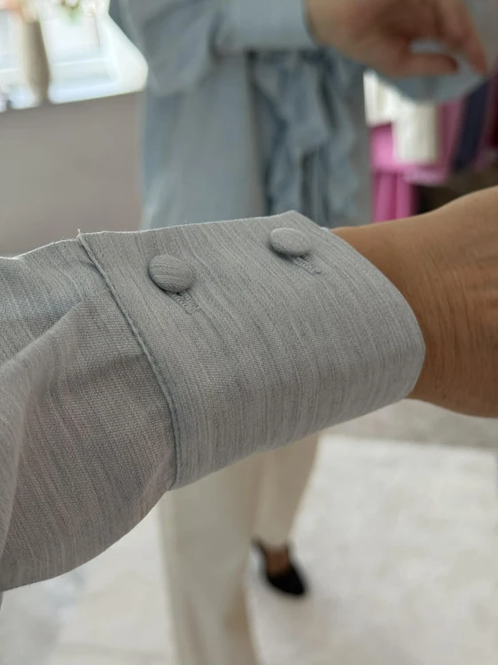 Emo koszula mia niebieska, emo elegancka bluzka mia z falbanami, emo wiskozowa bluzka mia niebieska, emo bluzka z falbanami i wiązaniami niebieska na wiosnę, emo bluzka bufiaste rękawy, emo elegancka bluzka mia na wiosnę