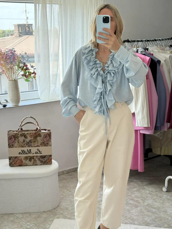 Emo koszula mia niebieska, emo elegancka bluzka mia z falbanami, emo wiskozowa bluzka mia niebieska, emo bluzka z falbanami i wiązaniami niebieska na wiosnę, emo bluzka bufiaste rękawy, emo elegancka bluzka mia na wiosnę