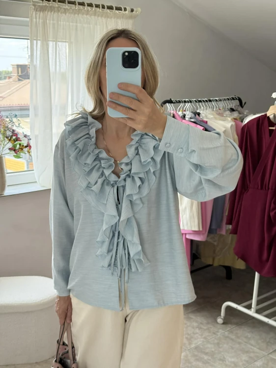 Emo koszula mia niebieska, emo elegancka bluzka mia z falbanami, emo wiskozowa bluzka mia niebieska, emo bluzka z falbanami i wiązaniami niebieska na wiosnę, emo bluzka bufiaste rękawy, emo elegancka bluzka mia na wiosnę