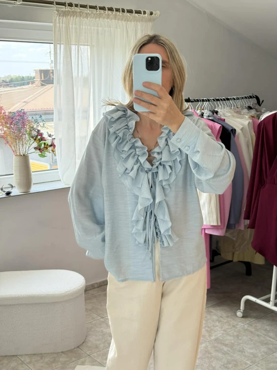 Emo koszula mia niebieska, emo elegancka bluzka mia z falbanami, emo wiskozowa bluzka mia niebieska, emo bluzka z falbanami i wiązaniami niebieska na wiosnę, emo bluzka bufiaste rękawy, emo elegancka bluzka mia na wiosnę