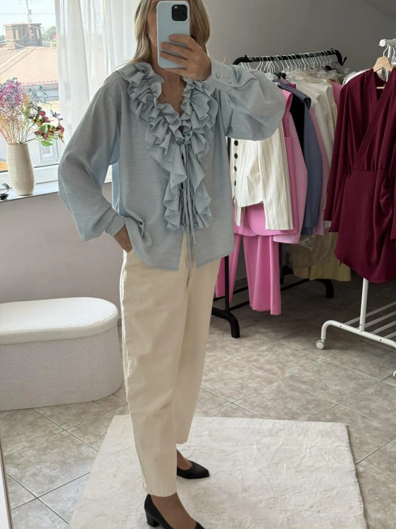 Emo koszula mia niebieska, emo elegancka bluzka mia z falbanami, emo wiskozowa bluzka mia niebieska, emo bluzka z falbanami i wiązaniami niebieska na wiosnę, emo bluzka bufiaste rękawy, emo elegancka bluzka mia na wiosnę