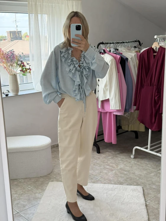 Emo koszula mia niebieska, emo elegancka bluzka mia z falbanami, emo wiskozowa bluzka mia niebieska, emo bluzka z falbanami i wiązaniami niebieska na wiosnę, emo bluzka bufiaste rękawy, emo elegancka bluzka mia na wiosnę