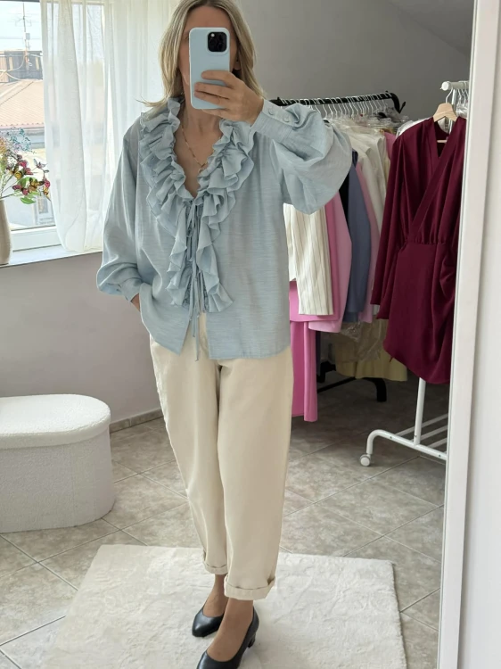 Emo koszula mia niebieska, emo elegancka bluzka mia z falbanami, emo wiskozowa bluzka mia niebieska, emo bluzka z falbanami i wiązaniami niebieska na wiosnę, emo bluzka bufiaste rękawy, emo elegancka bluzka mia na wiosnę