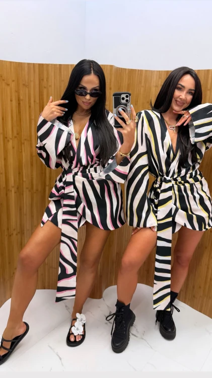 la milla sukienka kimono zebra z różem, la milla sukienka elegancka biało-czarna z różem, la milla zebra sukienka wiązana, la milla sukienka kimono na lato, la milla sukienka zebra na chrzciny, la milla elegancka sukienka kimono na wiosnę