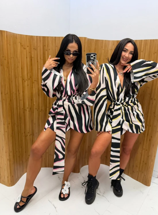 la milla sukienka kimono zebra z różem, la milla sukienka elegancka biało-czarna z różem, la milla zebra sukienka wiązana, la milla sukienka kimono na lato, la milla sukienka zebra na chrzciny, la milla elegancka sukienka kimono na wiosnę