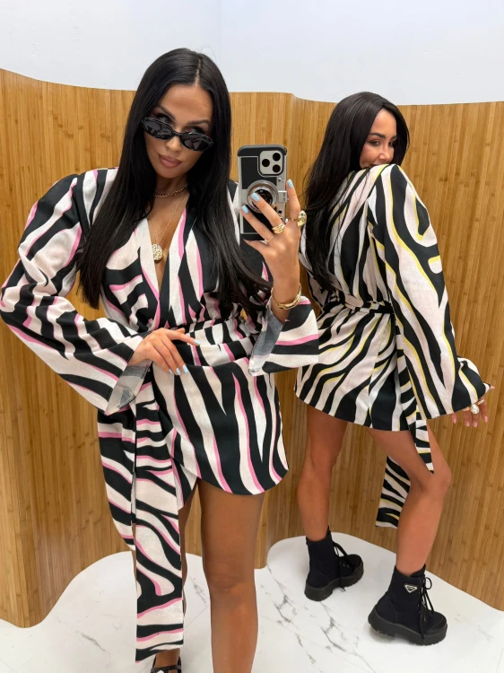 la milla sukienka kimono zebra z różem, la milla sukienka elegancka biało-czarna z różem, la milla zebra sukienka wiązana, la milla sukienka kimono na lato, la milla sukienka zebra na chrzciny, la milla elegancka sukienka kimono na wiosnę