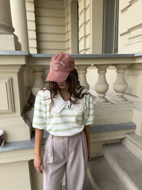 purpura bluza Julka w pasy z kołnierzykiem, purpura bluza w pasy zielone z kołnierzykiem, bluza vintage, bluza z krótkim rękawem na wiosnę, bluza damska do jeansów, bluza z kołnierzykiem w zielone pasy, bluza damska w zielone pasy purpura