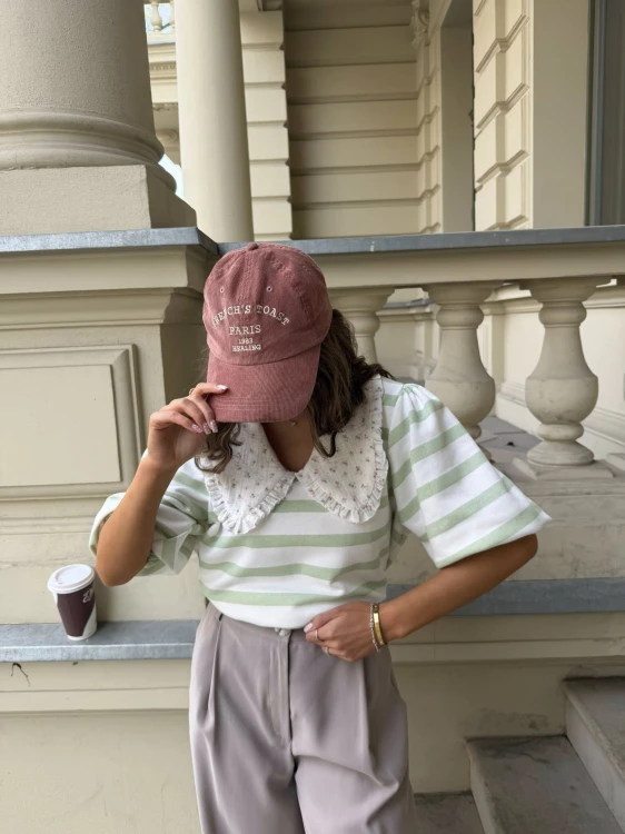 purpura bluza Julka w pasy z kołnierzykiem, purpura bluza w pasy zielone z kołnierzykiem, bluza vintage, bluza z krótkim rękawem na wiosnę, bluza damska do jeansów, bluza z kołnierzykiem w zielone pasy, bluza damska w zielone pasy purpura