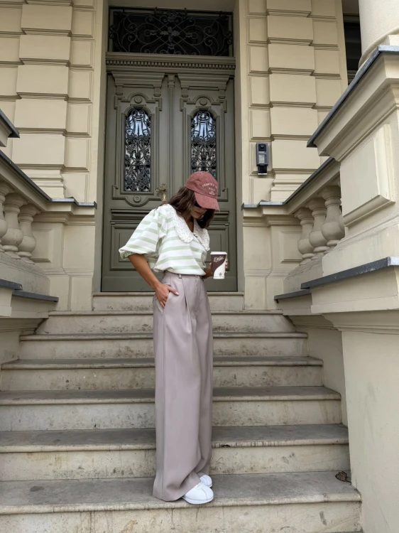 purpura bluza Julka w pasy z kołnierzykiem, purpura bluza w pasy zielone z kołnierzykiem, bluza vintage, bluza z krótkim rękawem na wiosnę, bluza damska do jeansów, bluza z kołnierzykiem w zielone pasy, bluza damska w zielone pasy purpura