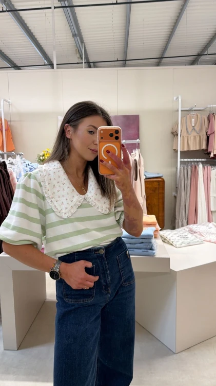 purpura bluza Julka w pasy z kołnierzykiem, purpura bluza w pasy zielone z kołnierzykiem, bluza vintage, bluza z krótkim rękawem na wiosnę, bluza damska do jeansów, bluza z kołnierzykiem w zielone pasy, bluza damska w zielone pasy purpura