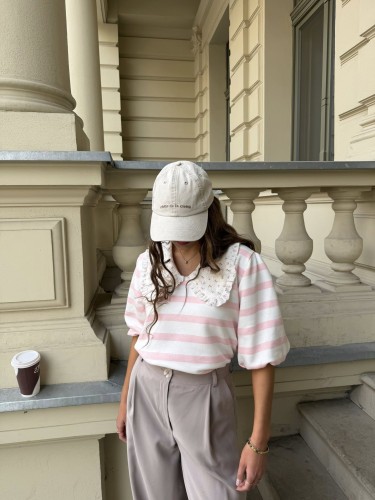 purpura bluza Julka w pasy z kołnierzykiem, purpura bluza w pasy różówe z kołnierzykiem, bluza vintage, bluza z krótkim rękawem na wiosnę, bluza damska do jeansów, bluza z kołnierzykiem w różowe pasy, bluza damska w różowe pasy purpura