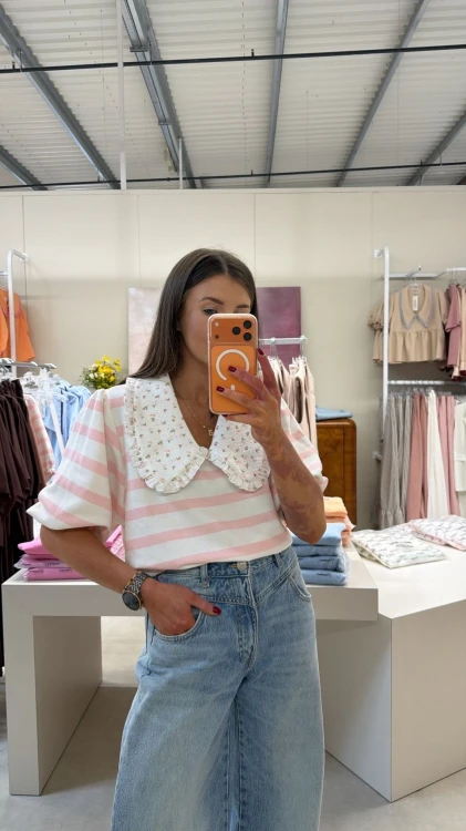 purpura bluza Julka w pasy z kołnierzykiem, purpura bluza w pasy różówe z kołnierzykiem, bluza vintage, bluza z krótkim rękawem na wiosnę, bluza damska do jeansów, bluza z kołnierzykiem w różowe pasy, bluza damska w różowe pasy purpura