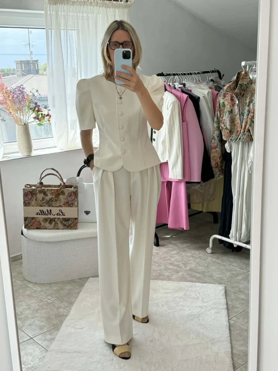 emo eleganckie spodnie w kant śmietankowe, emo spodnie w kant biełe na komunię, emo eleganckie spodnie w kant na chrzciny, eleganckie białe spodnie w kant na wiosnę