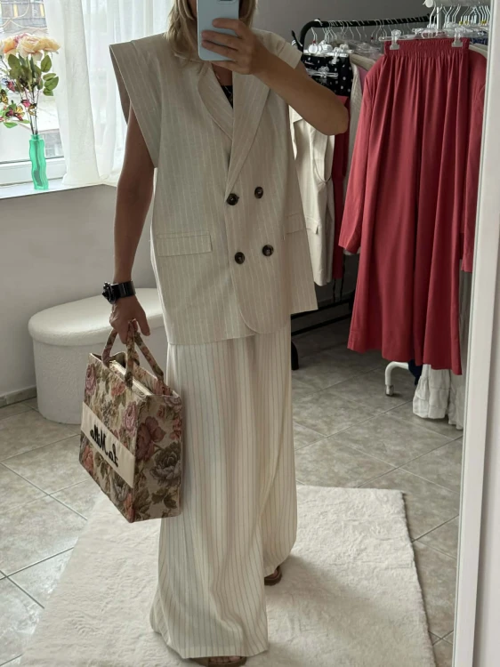 la-milla-kamizelka-beżowa-w-paski-la-milla-kamizelka-w-paski-beżowa-la-milla-elegancka-beżowa-kamizelka-la-milla-elegancka-kamizelka-na-lato-beżowa-w-paski-la-milla-kamizelka-dwurzędowa-la-milla-garnitur-beżowy-w-paski-2.jpg