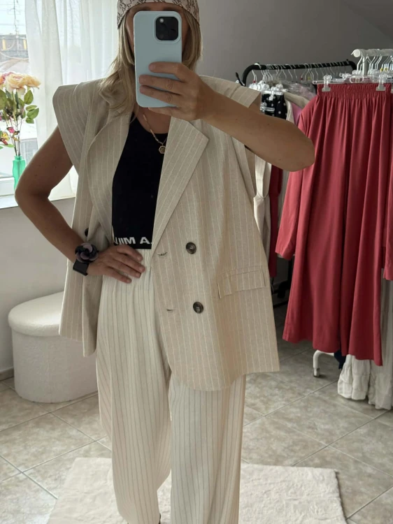 la-milla-kamizelka-beżowa-w-paski-la-milla-kamizelka-w-paski-beżowa-la-milla-elegancka-beżowa-kamizelka-la-milla-elegancka-kamizelka-na-lato-beżowa-w-paski-la-milla-kamizelka-dwurzędowa-la-milla-garnitur-beżowy-w-paski-4.jpg