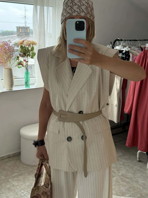 la-milla-kamizelka-beżowa-w-paski-la-milla-kamizelka-w-paski-beżowa-la-milla-elegancka-beżowa-kamizelka-la-milla-elegancka-kamizelka-na-lato-beżowa-w-paski-la-milla-kamizelka-dwurzędowa-la-milla-garnitur-beżowy-w-paski-8.jpg