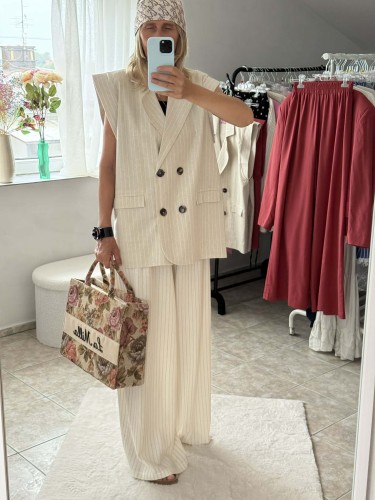 la-milla-spodnie-beżowe-w-paski-la-milla-spodnie-w-paski-beżowe-la-milla-eleganckie-beżowe-spodnie-la-milla-eleganckie-spodnie-na-lato-beżowe-w-paski-la-milla-spodnie-w-kant-la-milla-garnitur-beżowy-w-paski-2.jpg