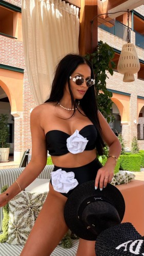 la-milla-bikini-czarne-z-białym-kwiatem-la-milla-czarne-bikini-z-kwiatem-la-milla-czarny-strój-kąpielowy-z-białym-kwiatem-la-milla-czarny-strój-dwuczęściowy-la-milla-czarne-bikini-na-lato-2.jpg