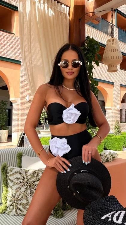 la-milla-bikini-czarne-z-białym-kwiatem-la-milla-czarne-bikini-z-kwiatem-la-milla-czarny-strój-kąpielowy-z-białym-kwiatem-la-milla-czarny-strój-dwuczęściowy-la-milla-czarne-bikini-na-lato.jpg