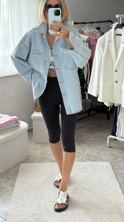 EMO-koszula-jeansowa-oversize-emo-oversize-kurtka-jeasnowa-emo-kurtka-jeansowa-oversize-niebieska-emo-kurtka-jeansowa-na-lato-1.jpeg
