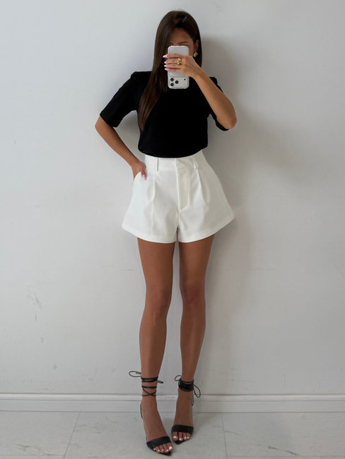 emo krótkie białe spodenki donna, emo eleganckie spodenki białe na lato, emo eleganckie szorty z zaszewkami, emo krótkie spodenki z zaszewkami, emo eleganckie krótkie spodenki na lato, emo białe spodenki do marynarek