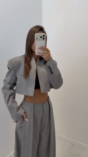emo-elegancka-marynarka-damska-szara-emo-krótka-szara-elegancka-marynarka-damska-emo-elegancki-szary-garnitur-emo-szara-marynarka-damska-polski-producent-emo-szara-marynarka-premium-marynarka-damska-szara-bez-zapięcia-2.jpg