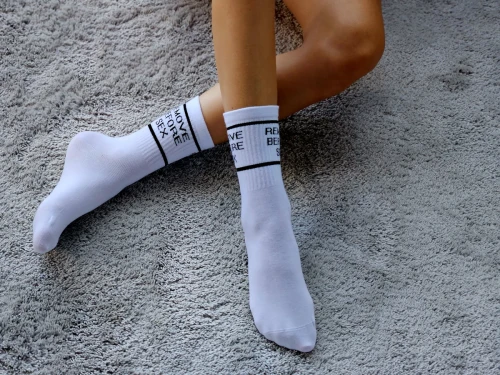 Białe skarpetki damskie z napisem Remove Before Sex.