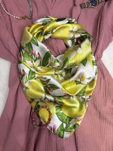 Żółta apaszka damska z jedwabiem Lemon Blossom.