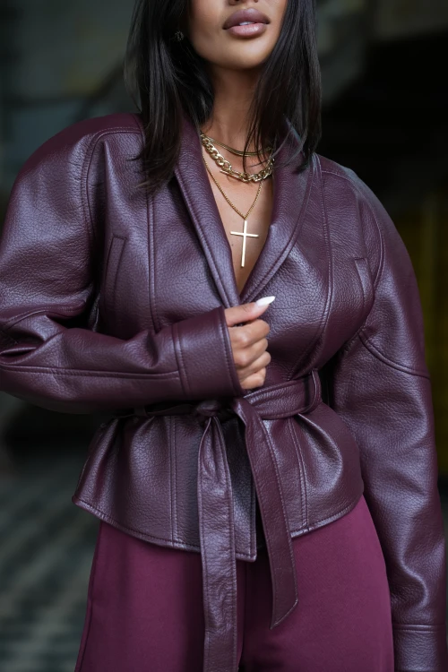 Elegancka kurtka skórzana damska w kolorze bordo.