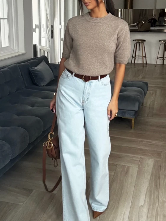 Wełniany sweter damski cappuccino do jasnych jeansów.