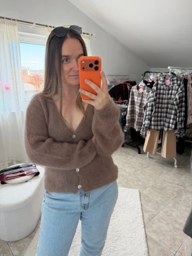 kawowy-kardigan-moherowy-kid-moher-zapinany-na-guziki-2.webp