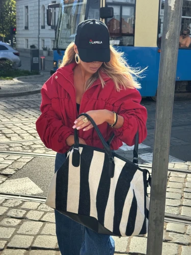 la-milla-czarna-czarpka-z-daszkiem-4.webp