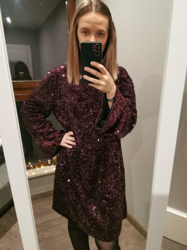 sukienka z kokardą, sukienka cekinowa, sukienka cekinowa z kokardą na plecach, sukienka z kokardą na plecach, sukienka z kokardką